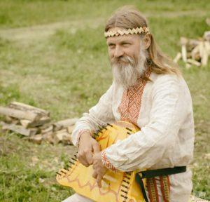 Как зовут древнего певца играющего на гуслях